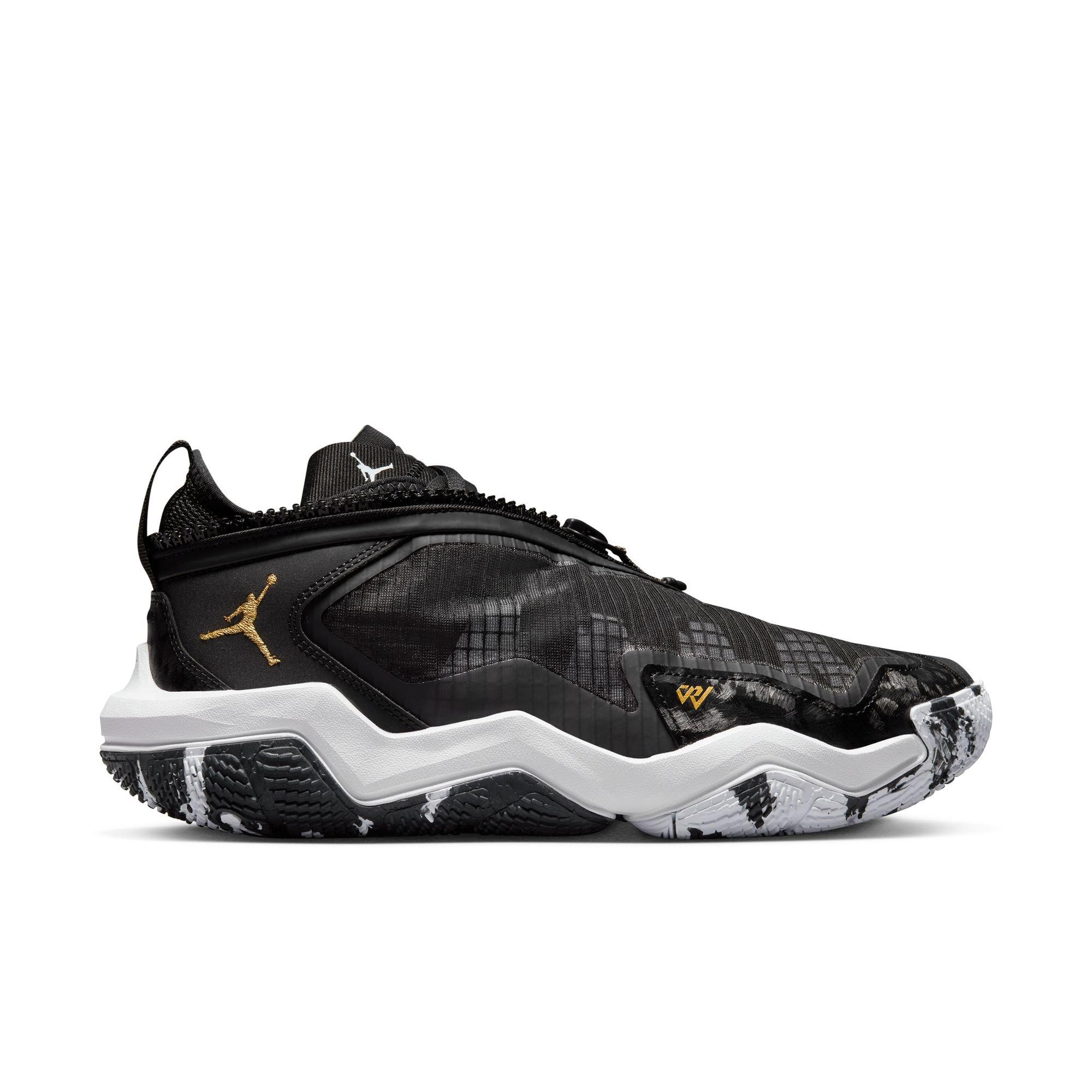 Black and gold shop jordan basketball shoes